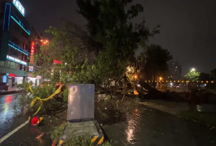 丹娜絲中心將通過！台南入夜風雨更強　宣布7日停班停課