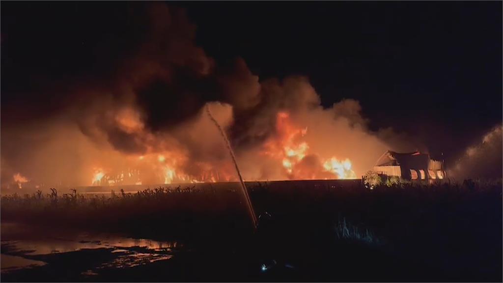 加工廠大火全面燃燒　鐵皮建物燒到塌陷