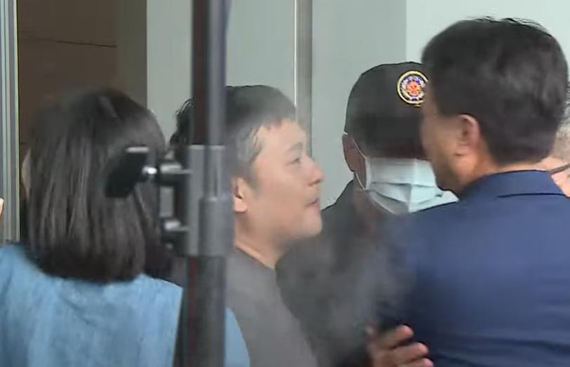 快新聞/出事了!國民黨主席選舉辯論會爆衝突 卓伯源憤怒推擠欲強行入場