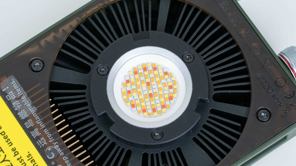 「心得」智雲 MOLUS X100 RGB PRO – 美的不像是個攝影燈