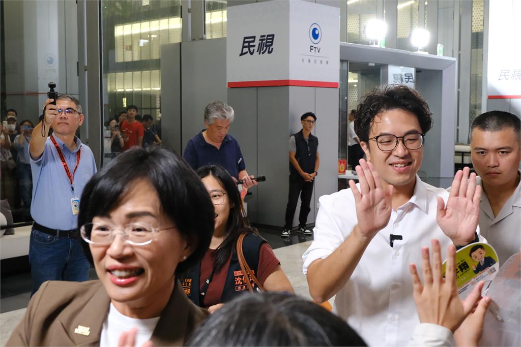 沈伯洋、蘇巧慧合體擠爆民視！1分鐘路程走快半小時「私下小鬥嘴」內幕曝光