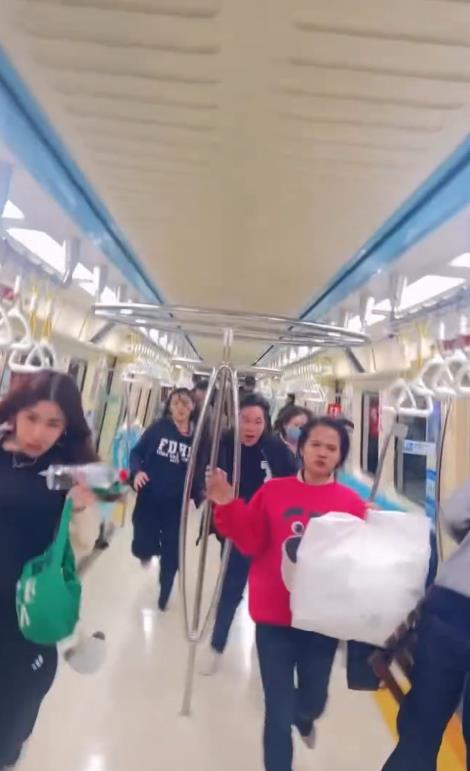 耶誕夜驚魂！怪男捷運咆哮敲打牆「乘客驚嚇逃竄」車廂狼藉影片曝光