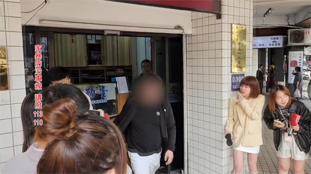 林千又控富商男友施暴 富商出警局秀抓痕問「誰打誰」