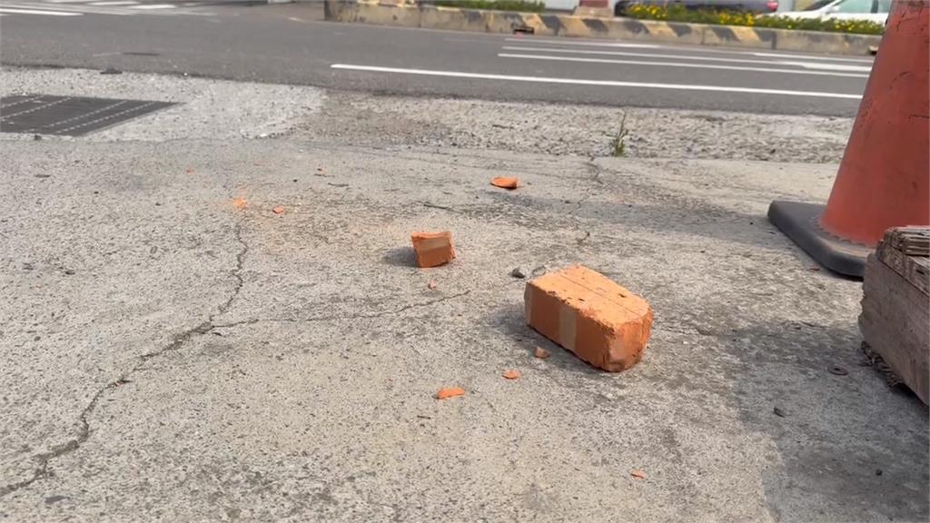 鹿港行車驚魂！　路邊男子「持磚作勢砸車」嚇壞夫妻檔