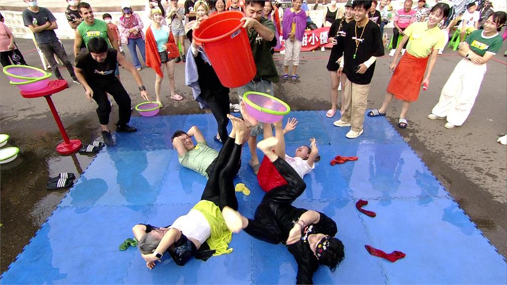 胡瓜錄影驚喊「幹什麼！」下一秒看見水桶拔腿就跑慌張畫面曝光