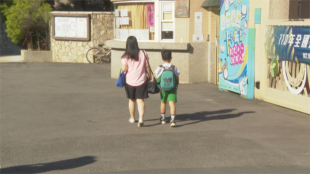 高雄也有中國大媽「直播拍小學生」!身分被挖「抖出真實目的」家長超恐慌