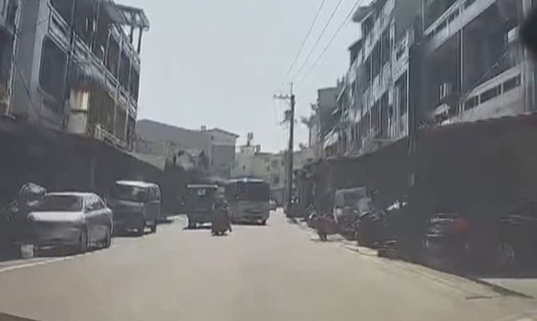 客運直直衝過來　險撞轎車　駕駛魂險嚇飛