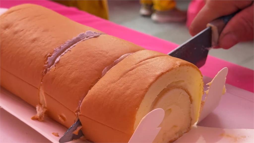 快新聞/春節最甜廟宇!宜蘭慈皇宮「奶凍吃到飽」連發5天 信徒大排長龍