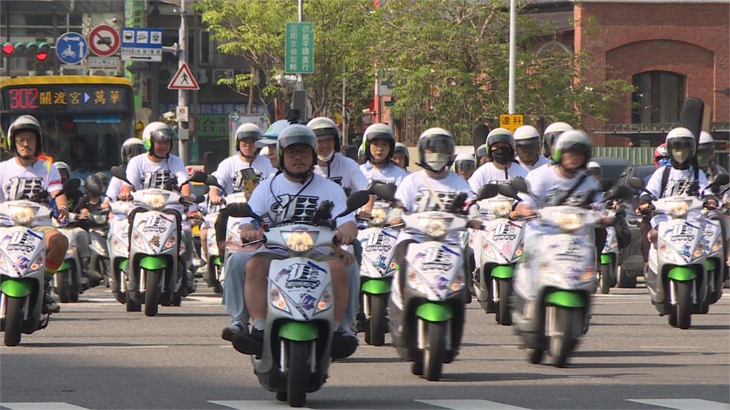 用客家文字宣示浪漫！　上百台共享機車繞行雙北宣傳客家文化