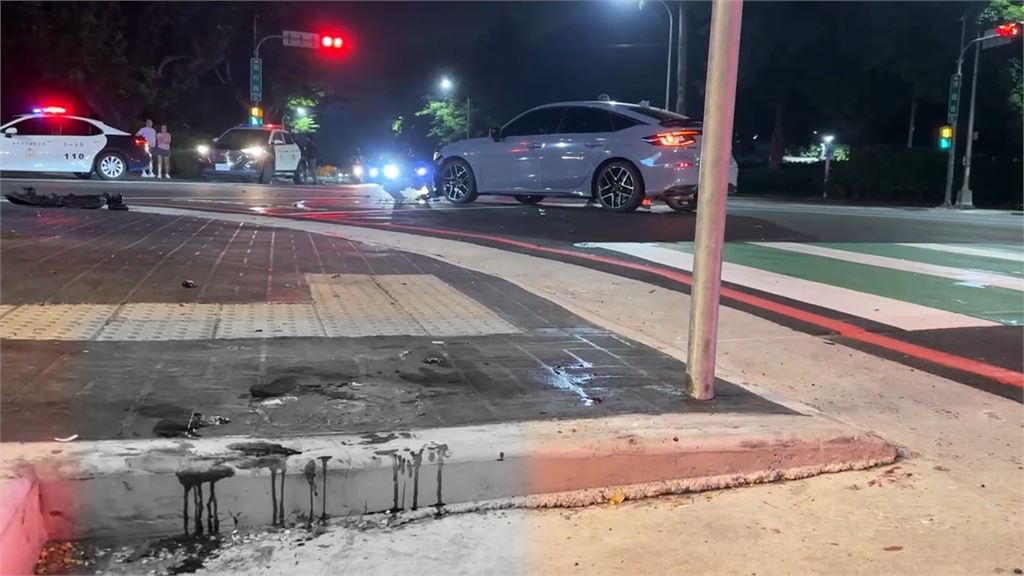 多元計程車左轉撞機車　騎士噴飛撞進豆漿店濺血