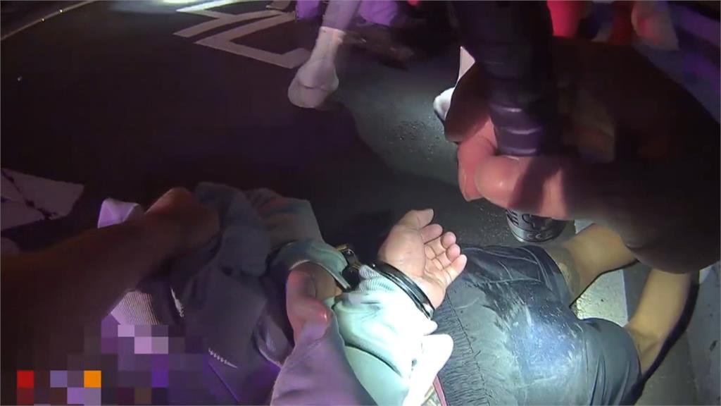 借超跑帥一波! 酒駕男載女友遇路檢迴轉卡路中