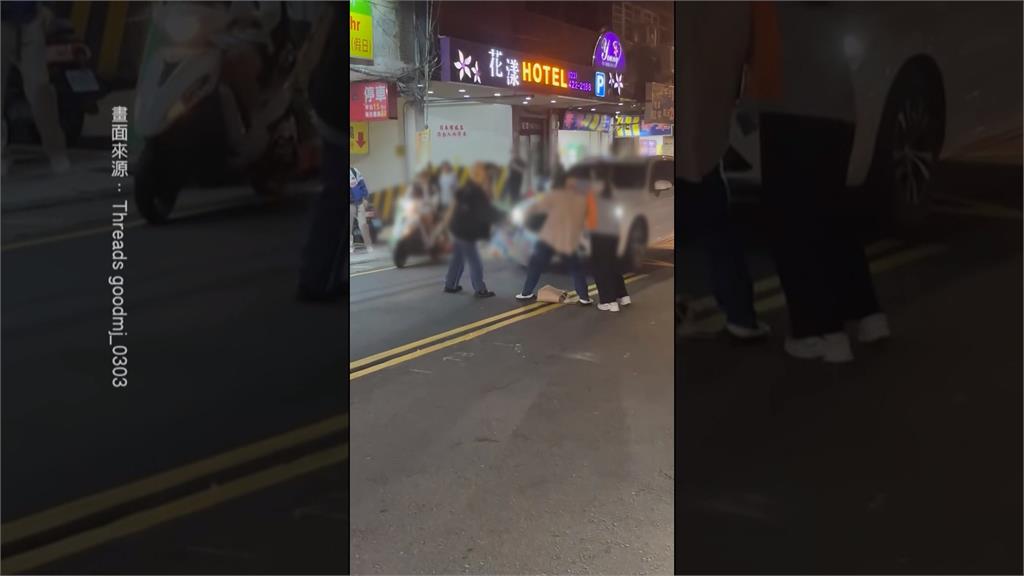 把超商當家? 女子行竊超商遭店員攔下 大馬路拉扯追逐 場面驚險