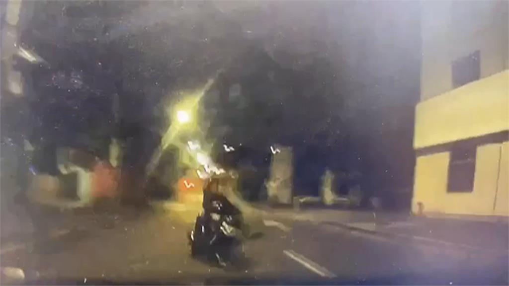 男子深夜騎車未開燈遭警攔查 無照駕駛心虛落跑逆向撞警車