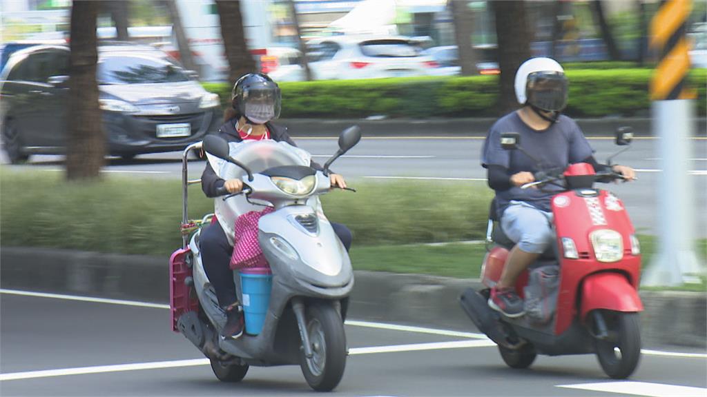 婦人車禍後失聲沙啞就醫　原因是...安全帽繫帶太長勒脖