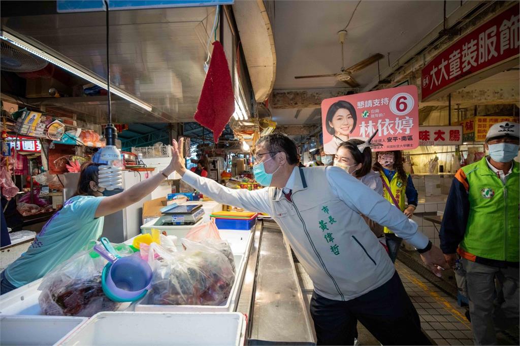 黃偉哲帶議員掃市場展現高人氣　攤商親送午仔魚祝高票凍蒜