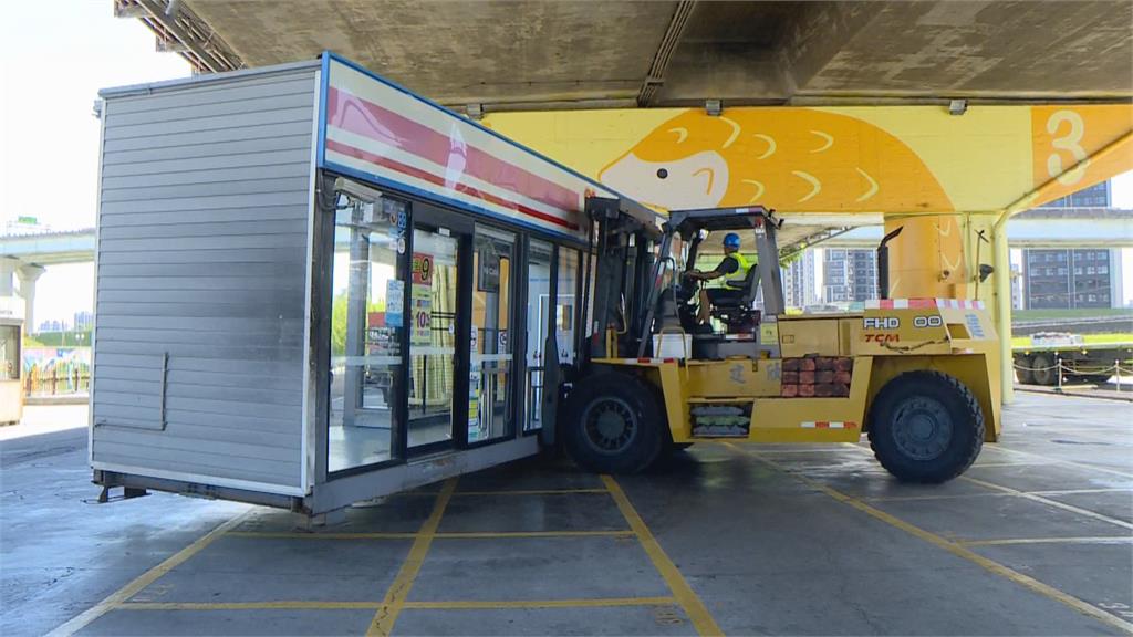 快新聞／巴威颱風來襲！萊爾富三重美堤店搭車跑了　撤離畫面曝光
