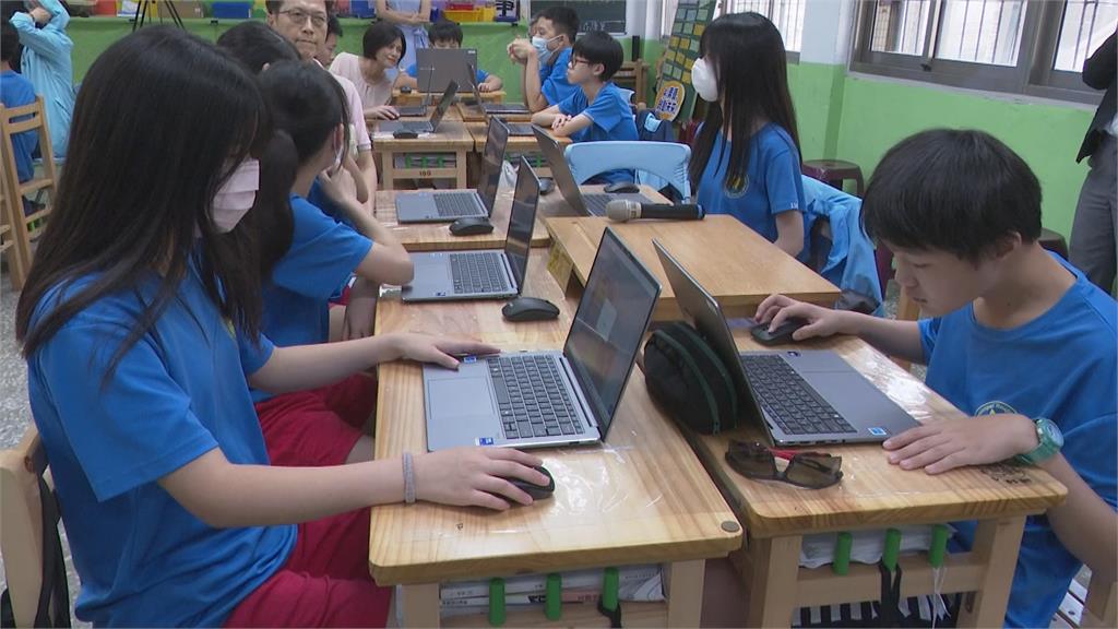 台南市50台AI筆電投入校園　黃偉哲變身"同學"一起體驗