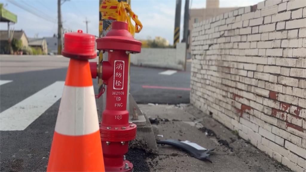 砰!彰化婦人疑恍神衝撞側翻 消防栓被撞斷水柱狂噴一片混亂