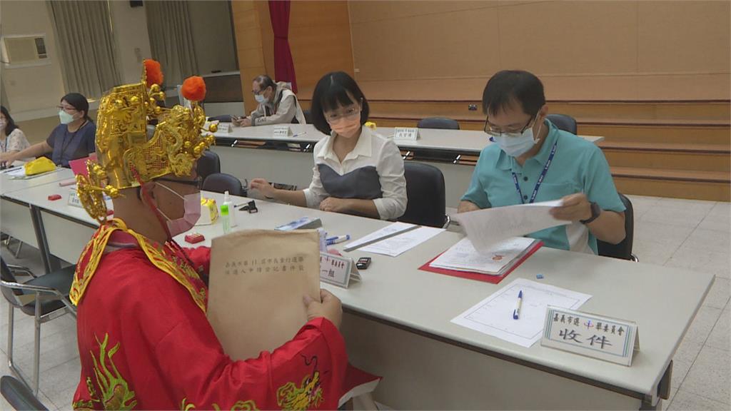 嘉義市長重行選舉 他搶頭香登記「漏夜排隊」