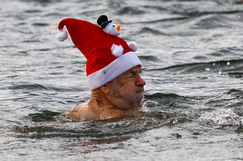 冬天游泳不怕冷　德國團體「柏林海豹」延續超過40年耶誕節傳統