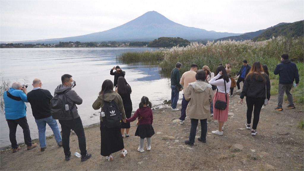 日本夏季延長、異常高溫 冬天將近富士山仍無雪