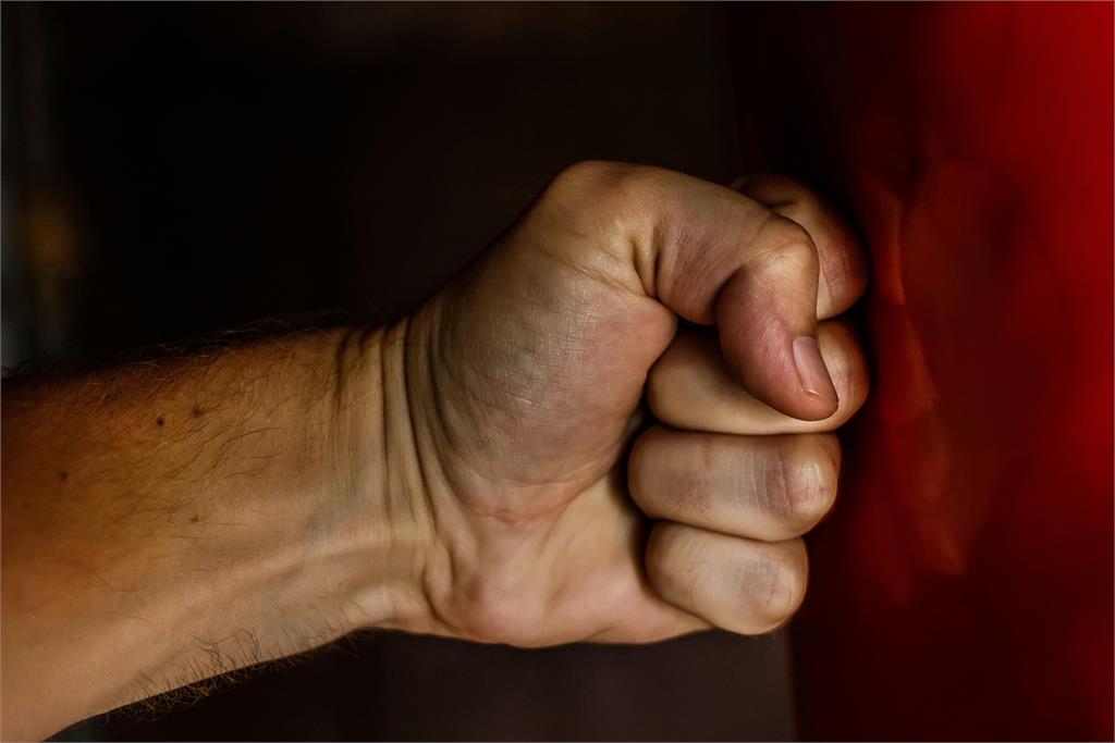 家中剩男的！15歲少年「砍死醫師爸」嗨做完1事才滿足自首…警驚：強烈殺意