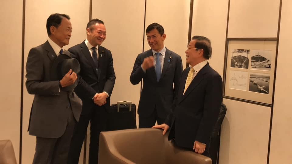快新聞/日本前首相麻生太郎率團訪台 謝長廷親至機場送機