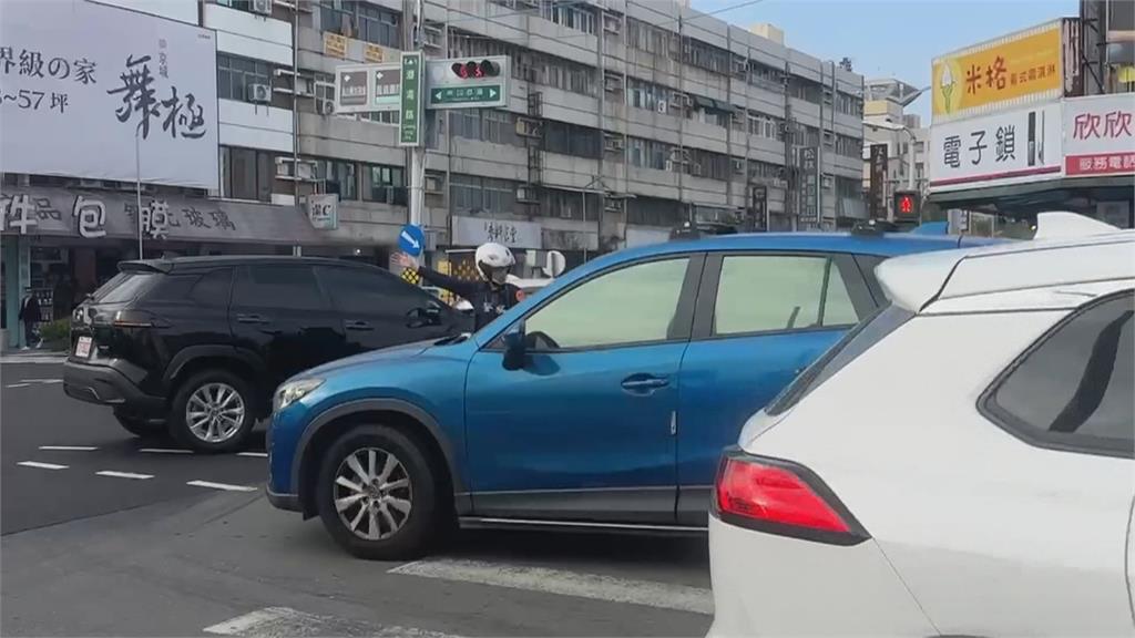 高雄鳳山路口連環撞! 直行車衝撞左轉車 4機車遭"掃到"全倒