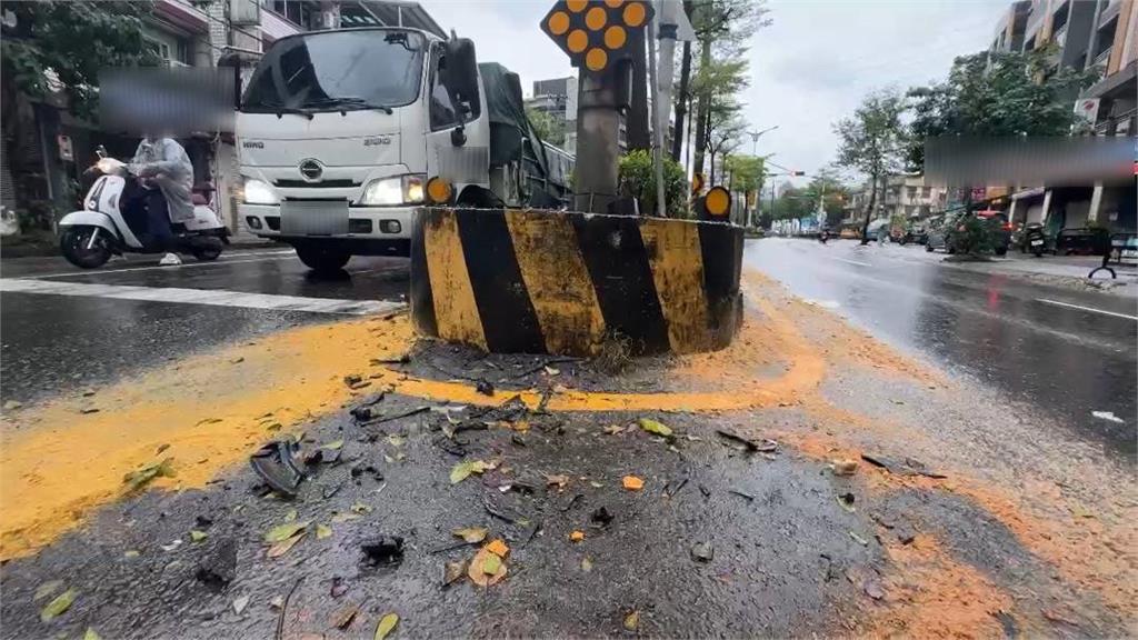 快新聞/基隆清晨驚魂!車子撞上分隔島 車頭凹陷、氣囊彈出