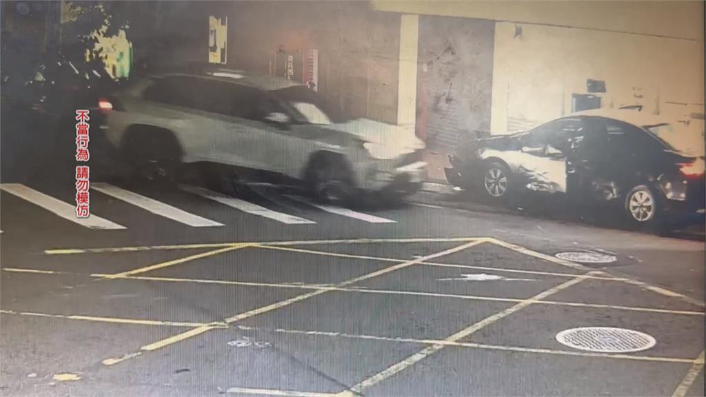 談分手爆衝突!！男子開車「多次衝撞」前女友座車