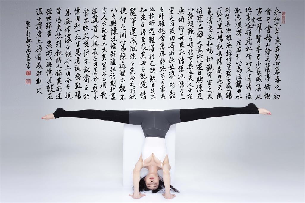 蕭薔連續28年發行慈善年曆　高難度瑜珈動作超級吸睛
