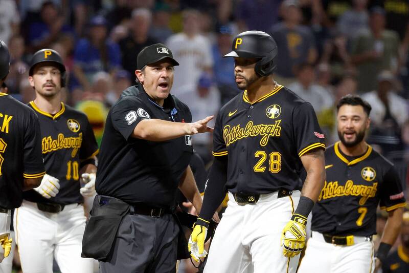 MLB(影)/選保送「霸氣甩棒」捕手超不爽!雙方起口角引發「板凳清空」大場面