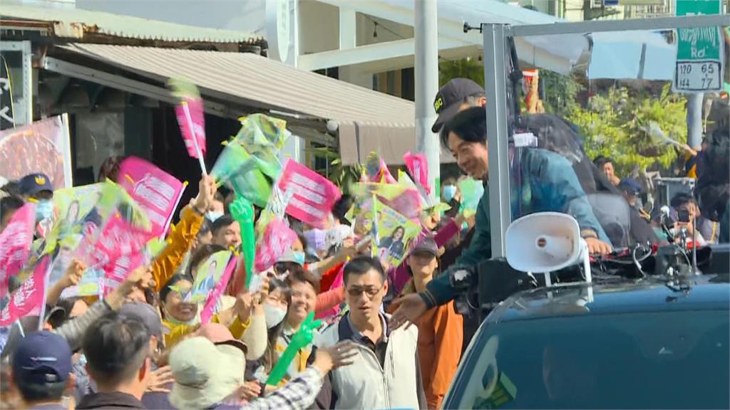 快新聞／支持者沿路揮旗、高喊凍蒜！　賴清德陪王美惠車掃鄉親嗨翻