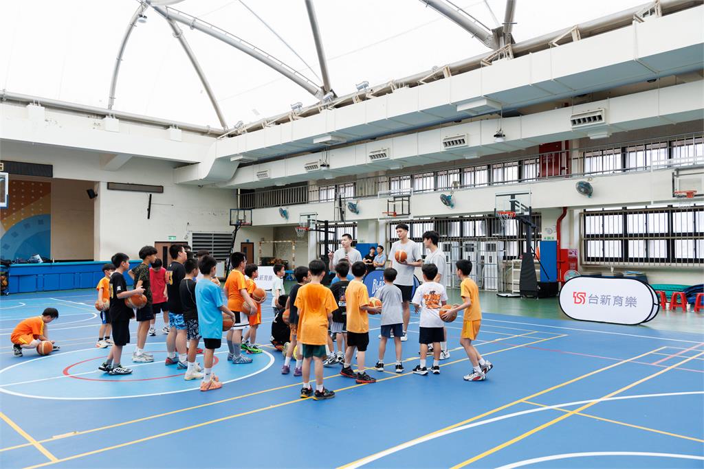 籃球(影)/一支球隊改變一座城市!凱撒基隆黑鳶深耕校園 為在地孩子種下籃球夢