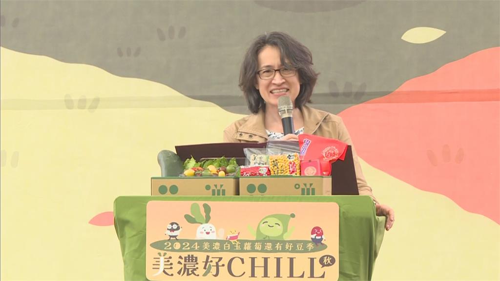快新聞/推廣農產品第一次拔蘿蔔 蕭美琴好嗨:我要再多拔幾顆!安捏有水嗎?