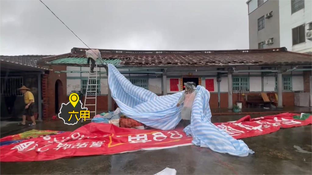 台南千戶住宅屋頂破損又遇大雨 里長跨區出動幫遮破洞