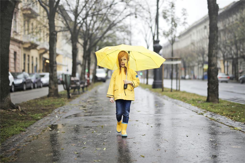 雨天「鞋襪濕透」到底該穿什麼?她想靠雨靴解套釣出網「血淋淋慘案」