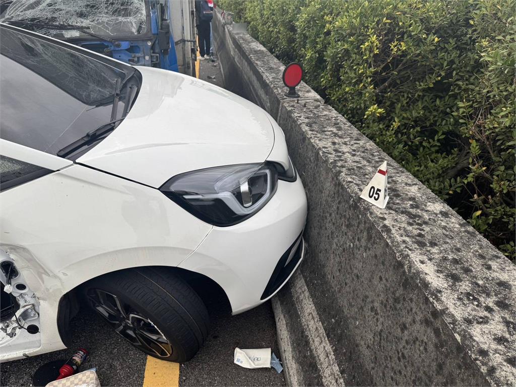 最新／國道1號彰化市路段小貨車撞2車　白車成廢鐵1人輕傷