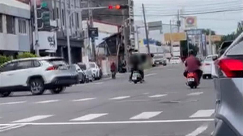 路邊情侶爭吵　男方突衝路中央攔車還拍打引擎蓋挑釁