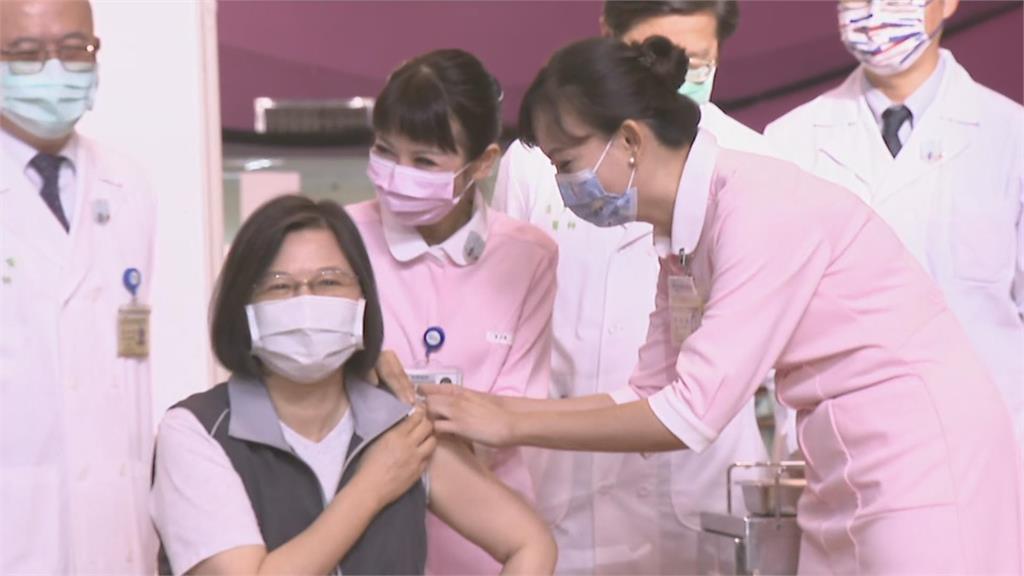 快新聞/蔡英文打完第2劑高端笑問:結束了? 曝接種第1劑「有一點酸痛」