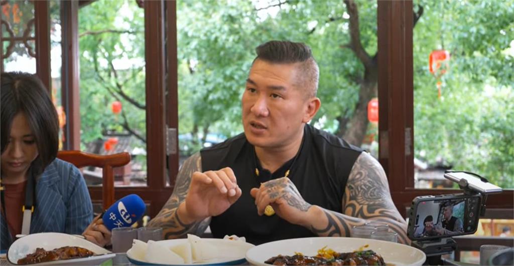 館長遊上海「誇誇模式on」讚嘆中國!律師搖頭「舉1例」網秒懂:其實是臥底