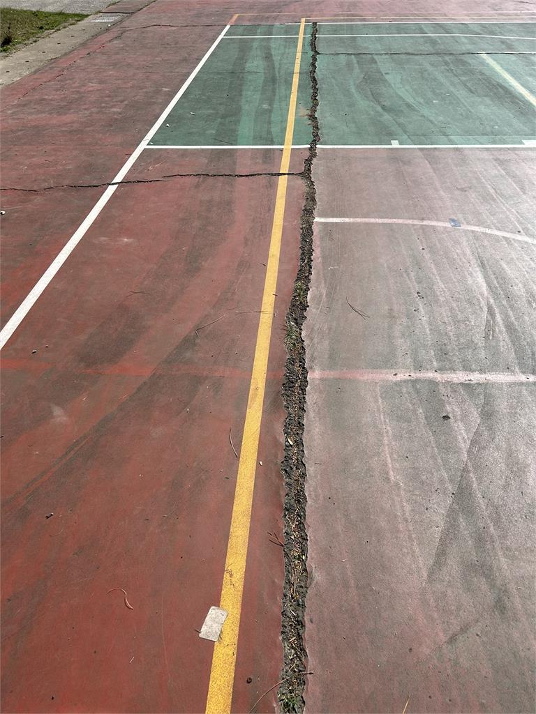 快新聞／頭份僑善國小球場破損嚴重　沈發惠邀集各單位現勘：持續向中央爭取經費