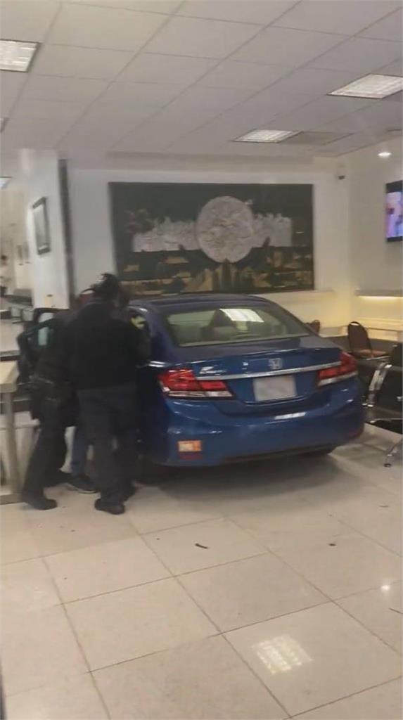 現場畫面曝光!狠嫌開車撞進舊金山中領館 怒吼「中共在哪」遭警擊斃