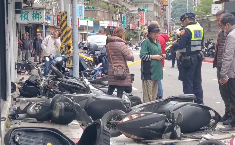 快新聞／北市內湖嚴重車禍！撞爛整排機車　休旅車撞到起飛驚悚畫面曝光