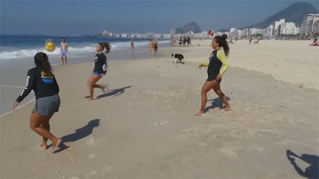 巴西里約沙灘運動新樣貌　身穿比基尼！女性球類運動嶄露頭角