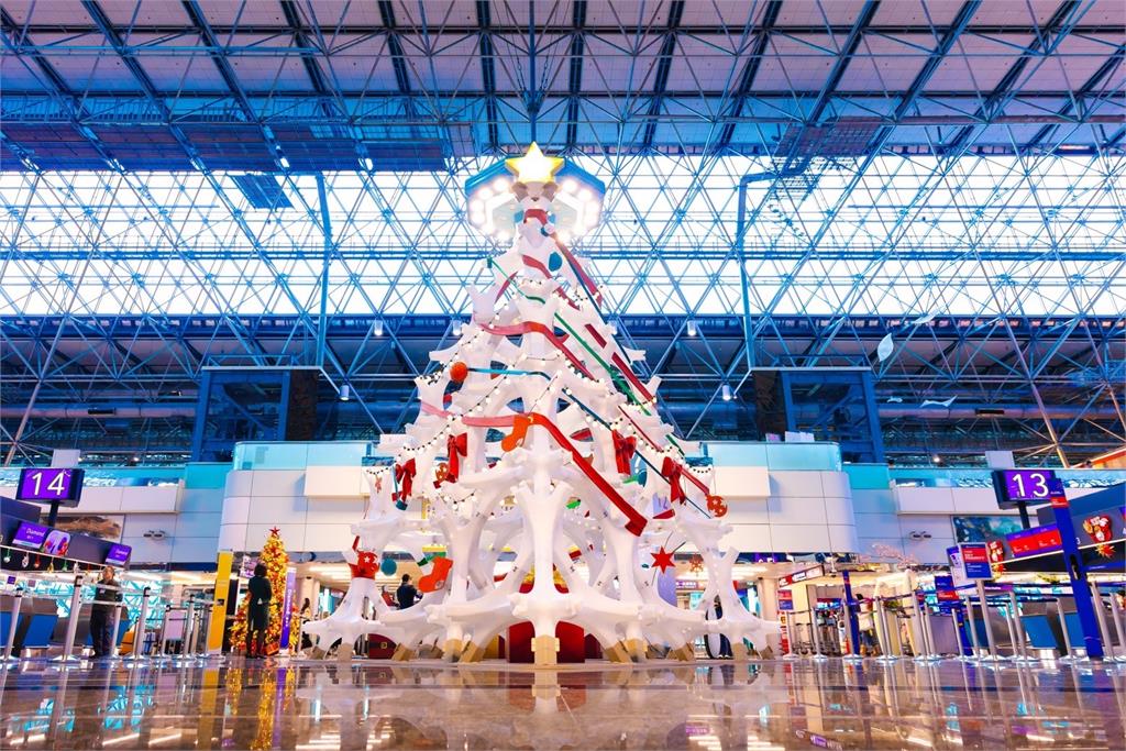 實踐資源循環理念 桃機打造永續耶誕樹 舞蹈、音樂相伴 與旅客共度溫馨佳節