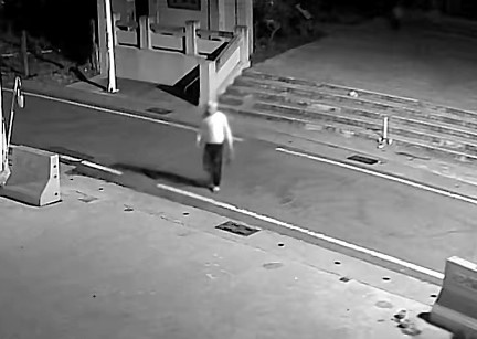 台東土地公廟招財貓玩偶遭竊　夫妻帶小孩順手牽羊