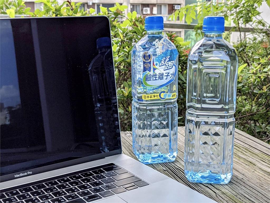 減碳新生活! 舒跑推出台灣第一瓶「無標籤」的鹼性離子水