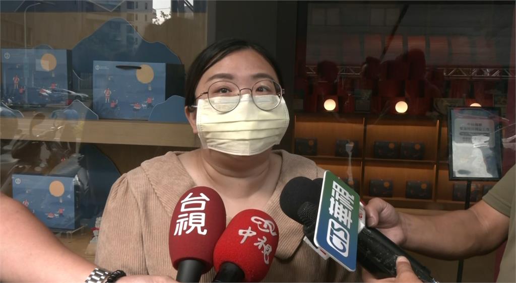 台中名店蛋黃酥疑吃到小強？　內餡夾半截蟑螂？　引發熱議