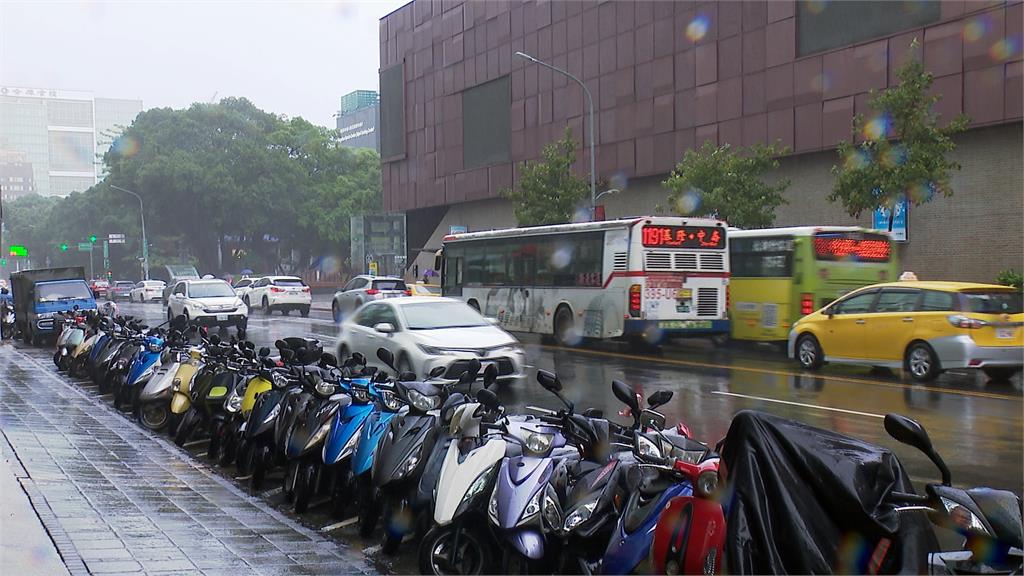 北市豪雨達標卻不放假! 綠議員狠酸「咕嚕咕嚕市長」